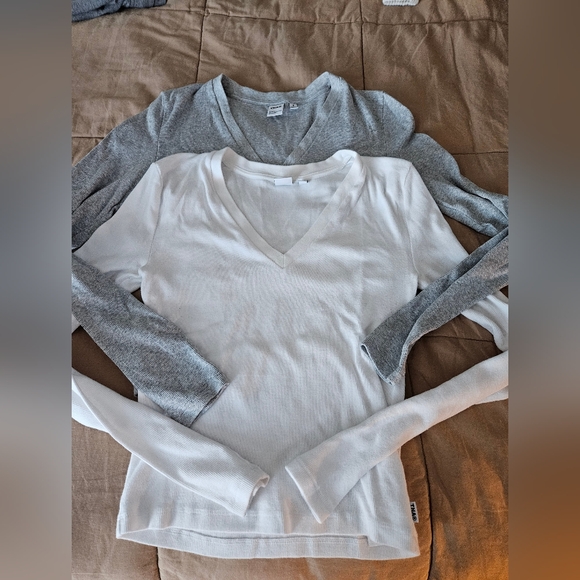 Aritzia TNA Homestretch VNeck Tees set Small - Picture 1 of 3